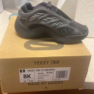 Yeezy 700 v3 infants size 8k